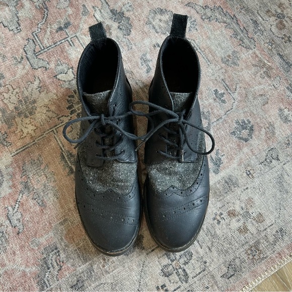 TOMS Men's Black Leather Wingtip Lace Up Brogue Boots with Vibram Soles - Picture 5 of 11